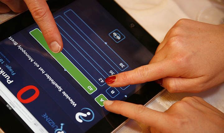 Tablet: Tischweise wird gerätselt