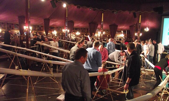 Eine gigantische Kugelbahn im Team bauen