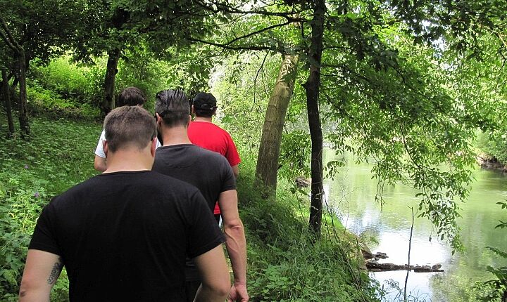 Im Team in wunderschöner Natur zurück zum Veranstaltungsgelände wandern