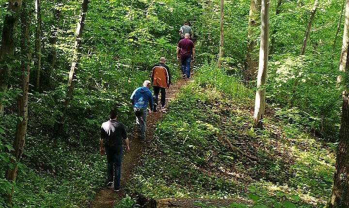 Schöne Wanderung in der Natur zum Flossbauplatz