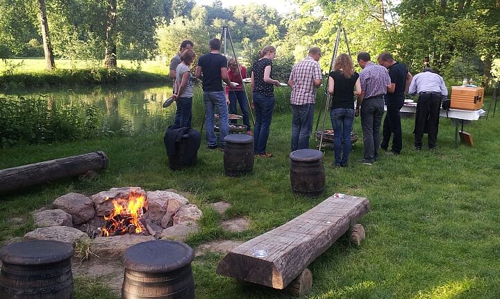 Im Team grillen direkt am Neckar mit Lagerfeuer