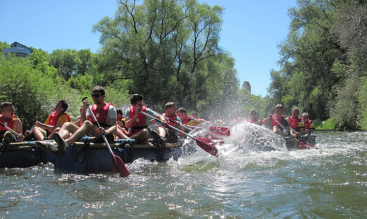 In Teams mit dem Floss auf dem Neckar fahren